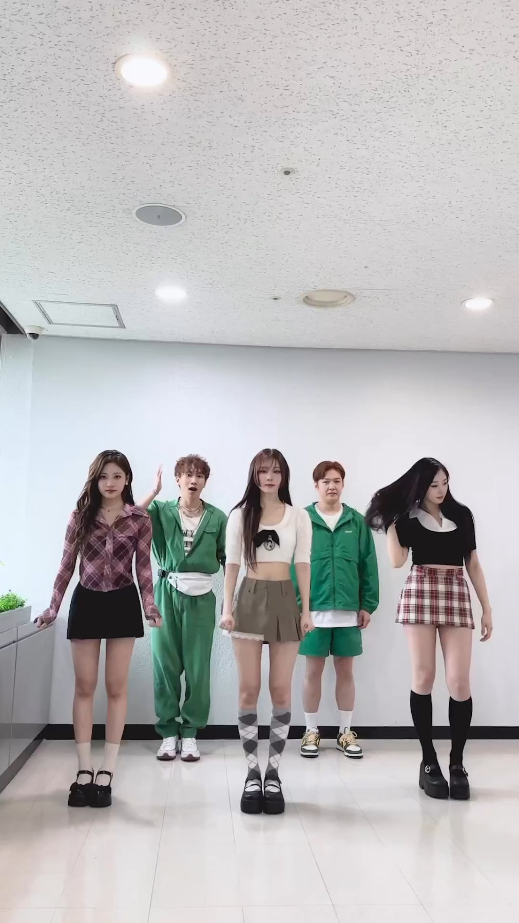 230515 aespa TikTok Update (Spicy Challenge with BtoB Eunkwang and Changsub)