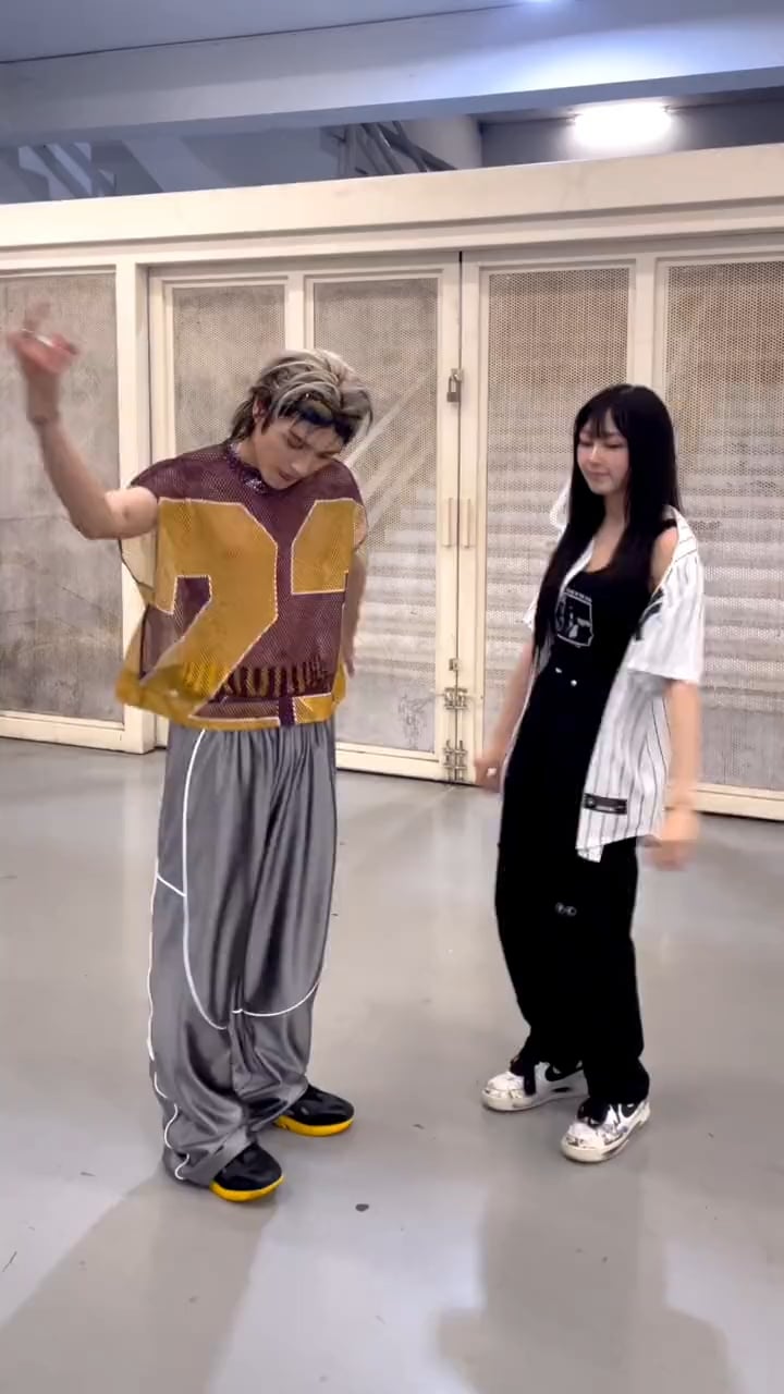 230924 NCT TikTok Update with Giselle - Baggy Jeans Challenge with NCT Taeyong