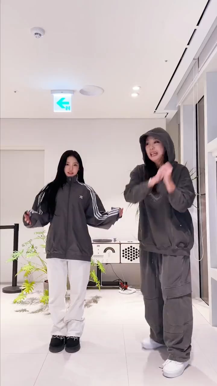 231115 aespa TikTok Update with Ningning - 🌀🌀🌀 (with Lee Youngji)