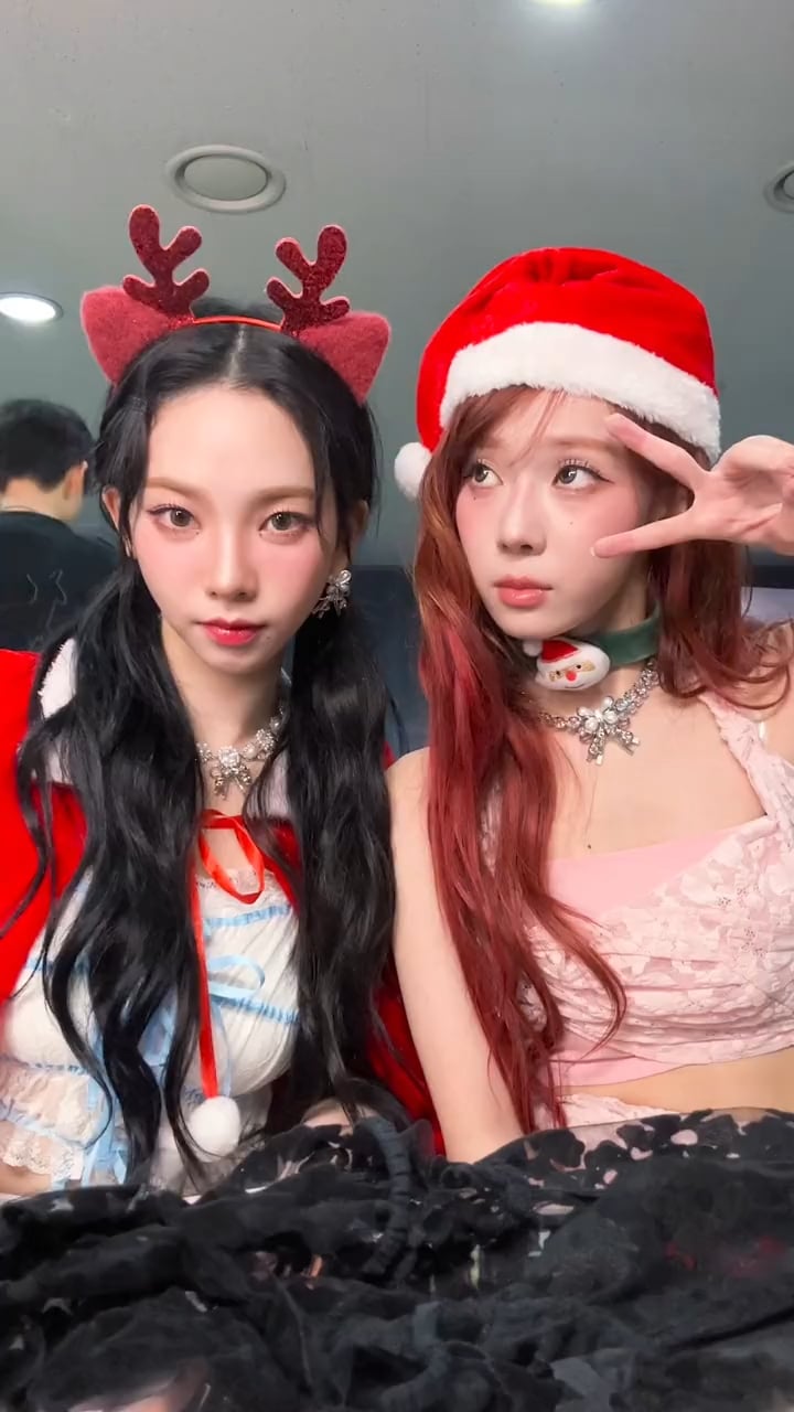 231124 aespa TikTok Update with Karina & Winter - Jingle bell, jingle bell, jingle bell rock 🔔