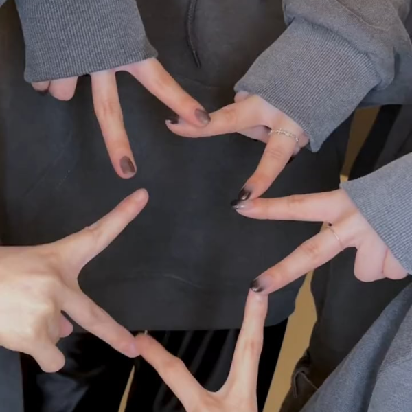 231110 aespa TikTok Update with Karina - #ImtheDrama reflected in sharp eyes (with LE SSERAFIM Kim Chaewon, Choi Yena & Kim Minju)