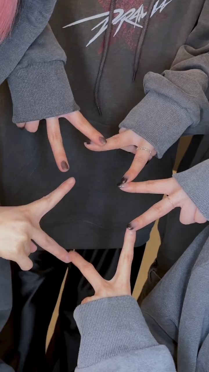 231110 aespa TikTok Update with Karina - #ImtheDrama reflected in sharp eyes (with LE SSERAFIM Kim Chaewon, Choi Yena & Kim Minju)