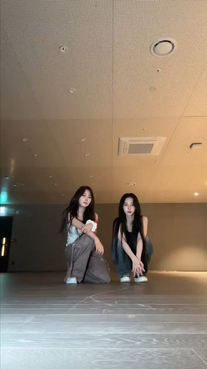 231211 aespa TikTok Update with Giselle and Karina - How about receiving #audiz as a Christmas present?