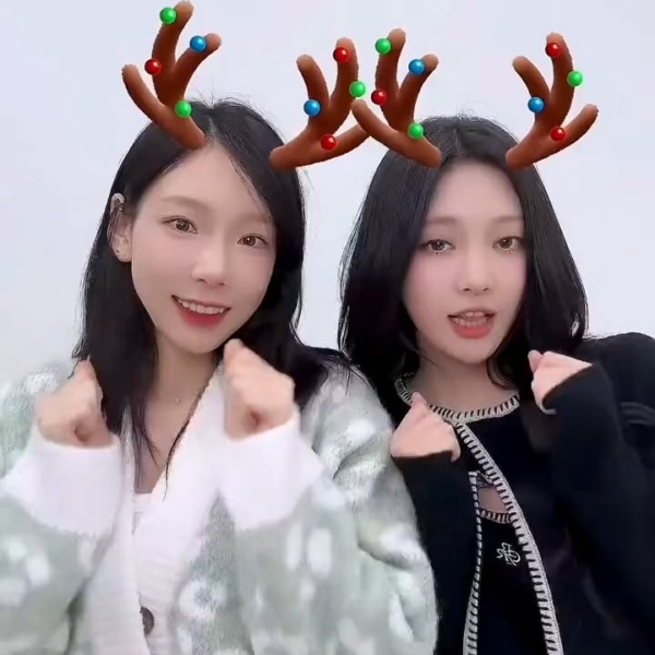 231222 aespa TikTok Update with Ningning - Jingle Bell Rock 💗💙 (with Girls' Generation Taeyeon)