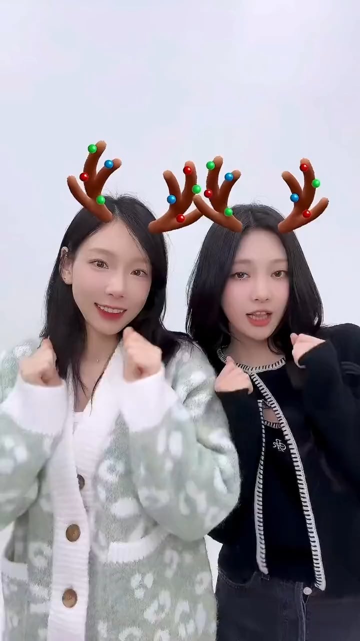 231222 aespa TikTok Update with Ningning - Jingle Bell Rock 💗💙 (with Girls' Generation Taeyeon)