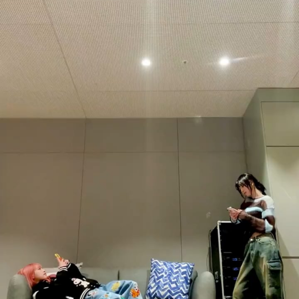 240123 aespa TikTok Update with Karina - 💛💁🏻‍♀️💙 (with Choi Yena)