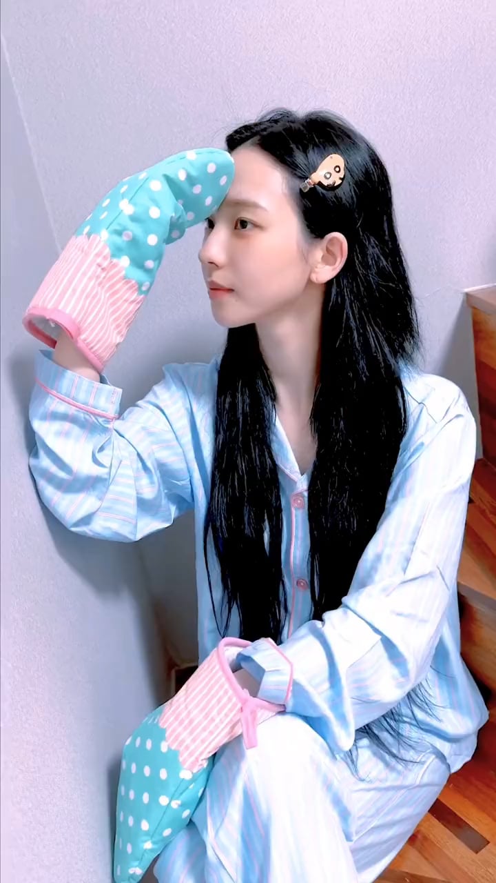 240109 aespa TikTok Update with Karina - When MYs fall in love in 3 seconds 🧤💙