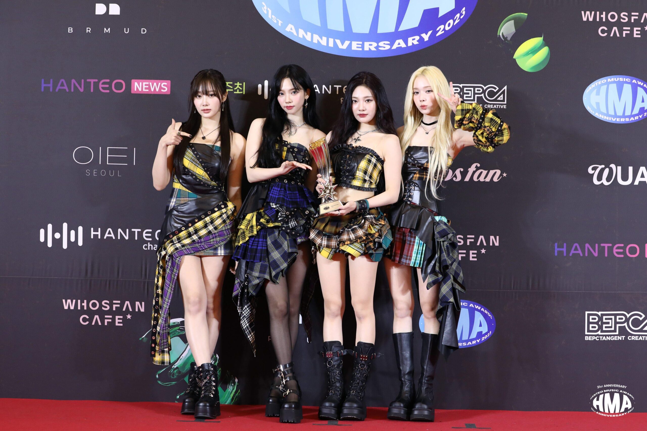 240218 Hanteo Music Awards Twitter Update With aespa - 📸Behind SHOT 🏆Artist of the Year🏆 Best Trend Leader Congratulations on winning two awards!