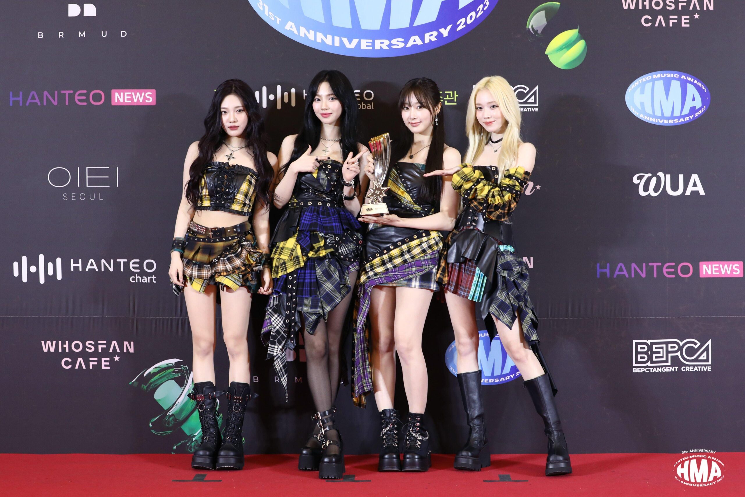 240218 Hanteo Music Awards Twitter Update With aespa - 📸Behind SHOT 🏆Artist of the Year