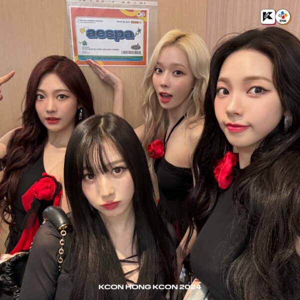 240330 KCON_official Twitter Update with aespa 2 - SELFIE with waiting room nameplate😍#aespa