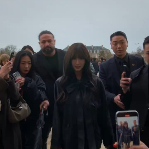 240302 LOEWE Twitter Update - New Brand Ambassador @aespa_official's GISELLE arrives at the LOEWE Fall Winter 2024 women's runway show.