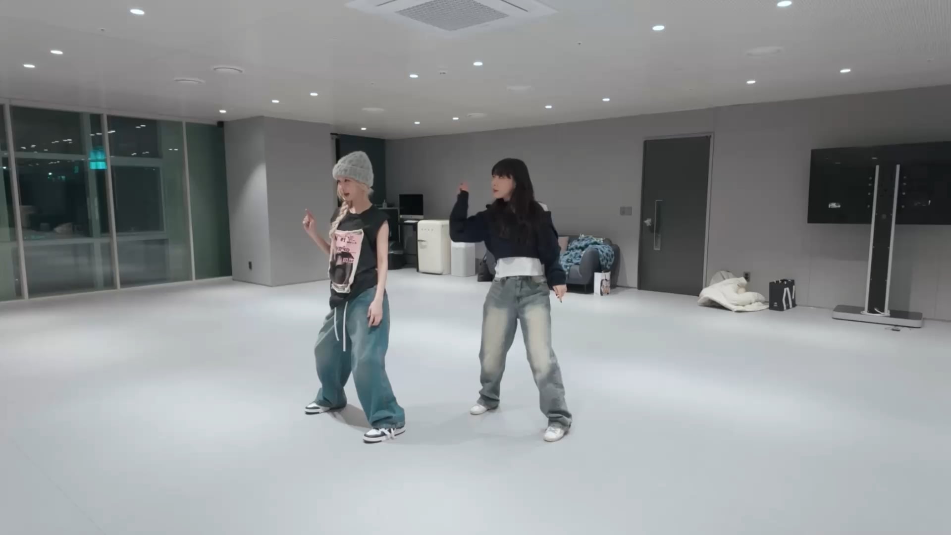 240530 CHUNG HA YouTube Update with Winter -  'EENIE MEENIE’ Challenge Behind The Scenes