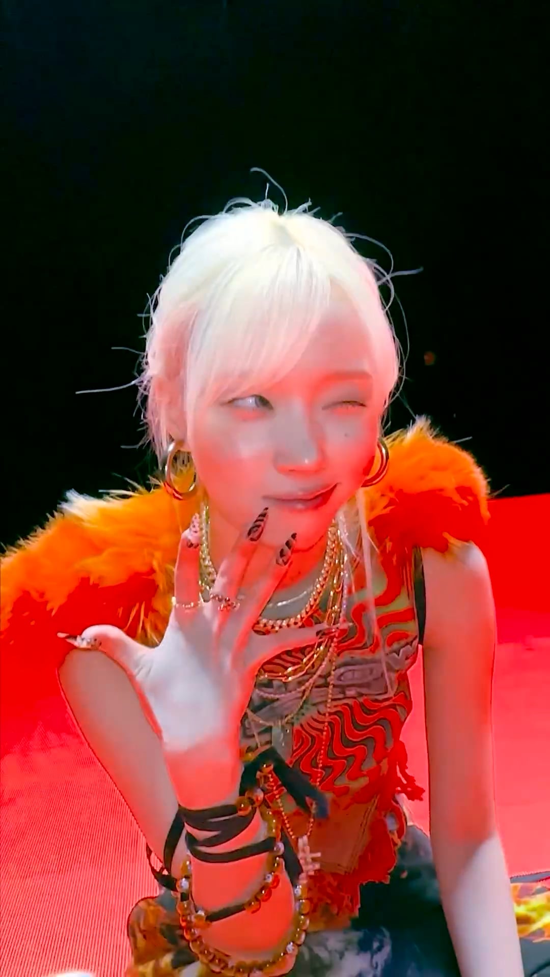 240514 aespa TikTok Update with Winter - Look at #WINTER 🐶📸