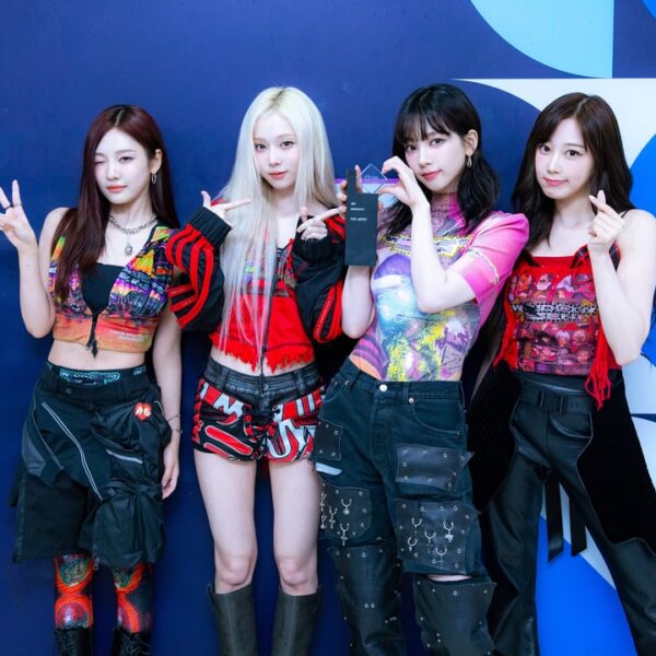 240527 sbsnoriter Twitter Update with aespa - Inkigayo's 1st place in the last week of May is ❔ It's aespa's Supernova 🦋⭐💙🌙 1st place celebration 🥇 Come see the group photo, wow~ 👽