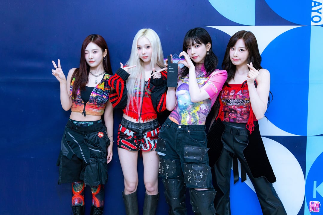 240527 sbsnoriter Twitter Update with aespa - Inkigayo's 1st place in the last week of May is ❔ It's aespa's Supernova 🦋⭐💙🌙 1st place celebration 🥇 Come see the group photo, wow~ 👽