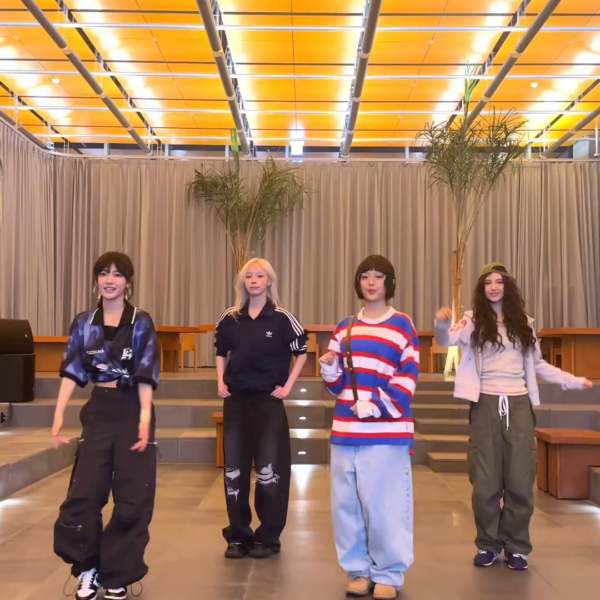 240608 NewJeans TikTok Update with Winter and Ningning - How Sweet It T(ae)ste 🖤🍭 (with NewJeans Hanni and Danielle)