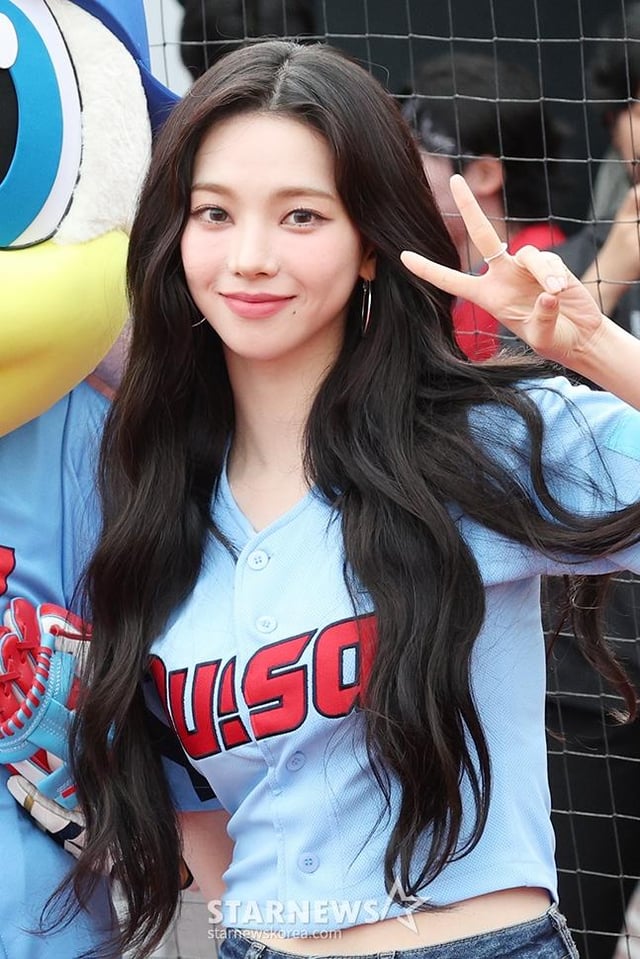 240609 aespa’s Karina Throws the First Pitch for Lotte Giant (Press Photos)