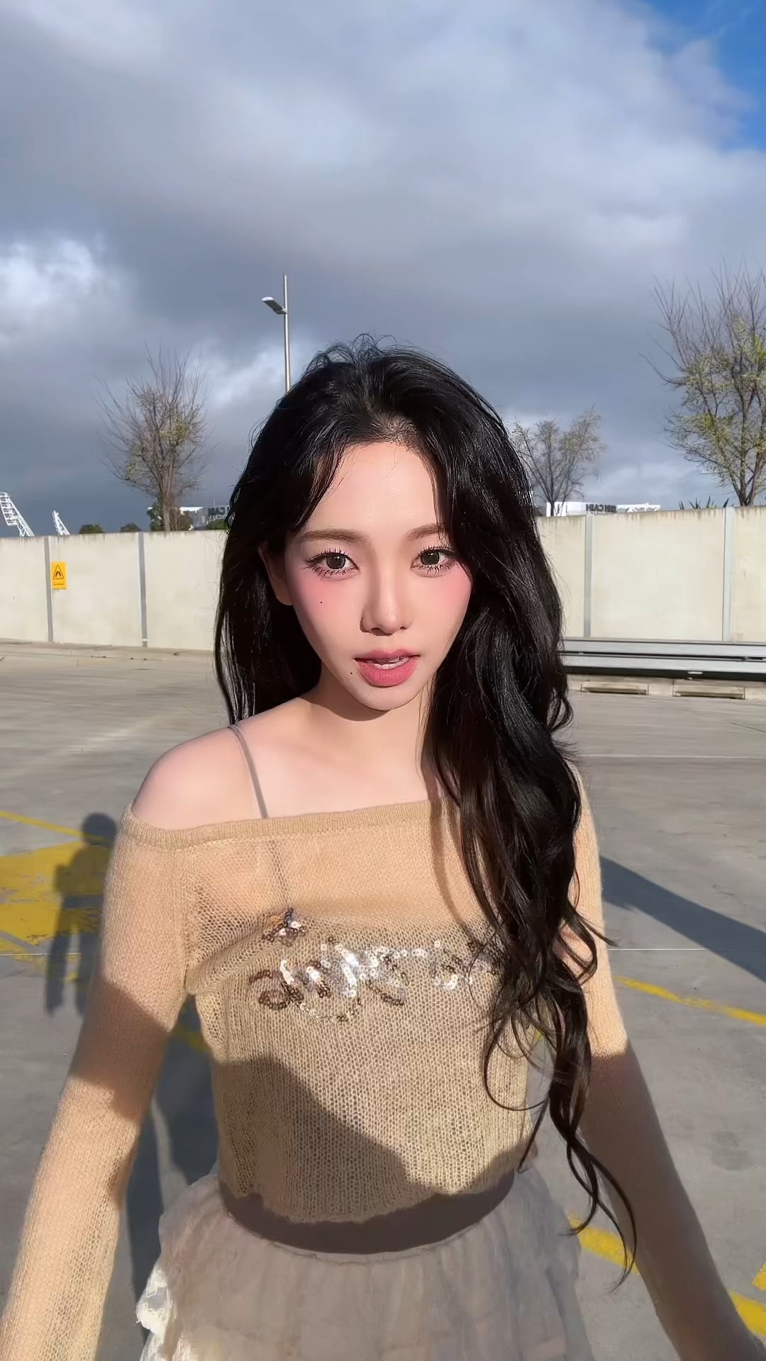 240904 aespa TikTok Update with Karina - doo doo doo💙 doo doo doo☝️