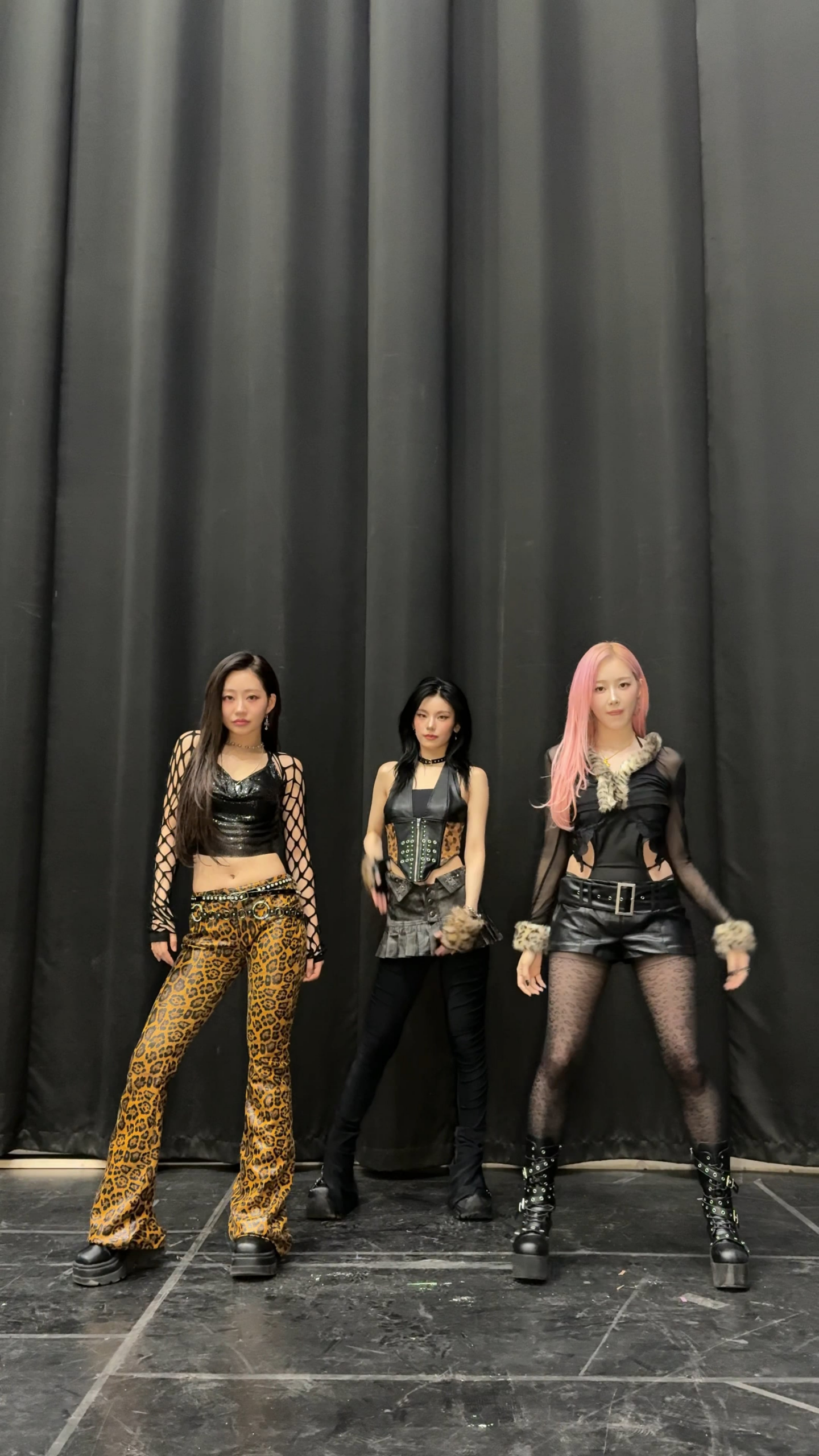 250130 ITZY TikTok Update with Giselle - 𝒟ℴ𝓃'𝓉 𝓎ℴ𝓊 𝓀𝓃ℴ𝓌 𝓉𝒽𝒶𝓉 𝓌ℯ'𝓇ℯ 𝓉ℴ𝓍𝒾𝒸? (with Yeji & KISS OF LIFE Julie)