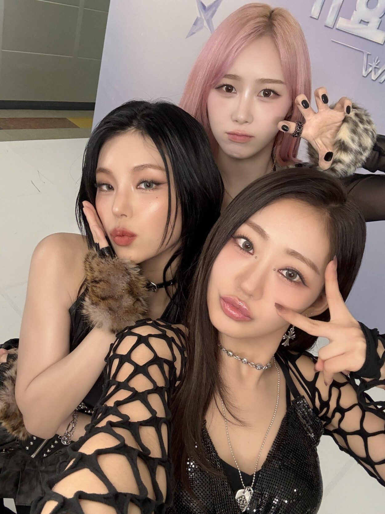 250130 KISS OF LIFE Twitter Update with Giselle (with Julie & ITZY Yeji)