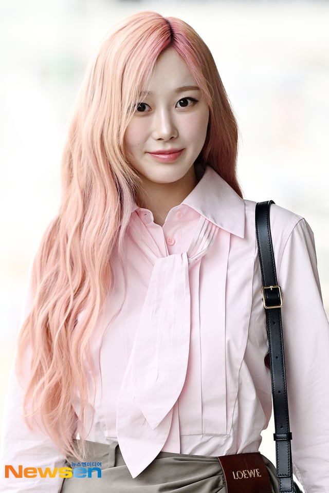 250326 Giselle - Departure for Tokyo to attend 'LOEWE Crafted World Exhibition' (Press Photos)