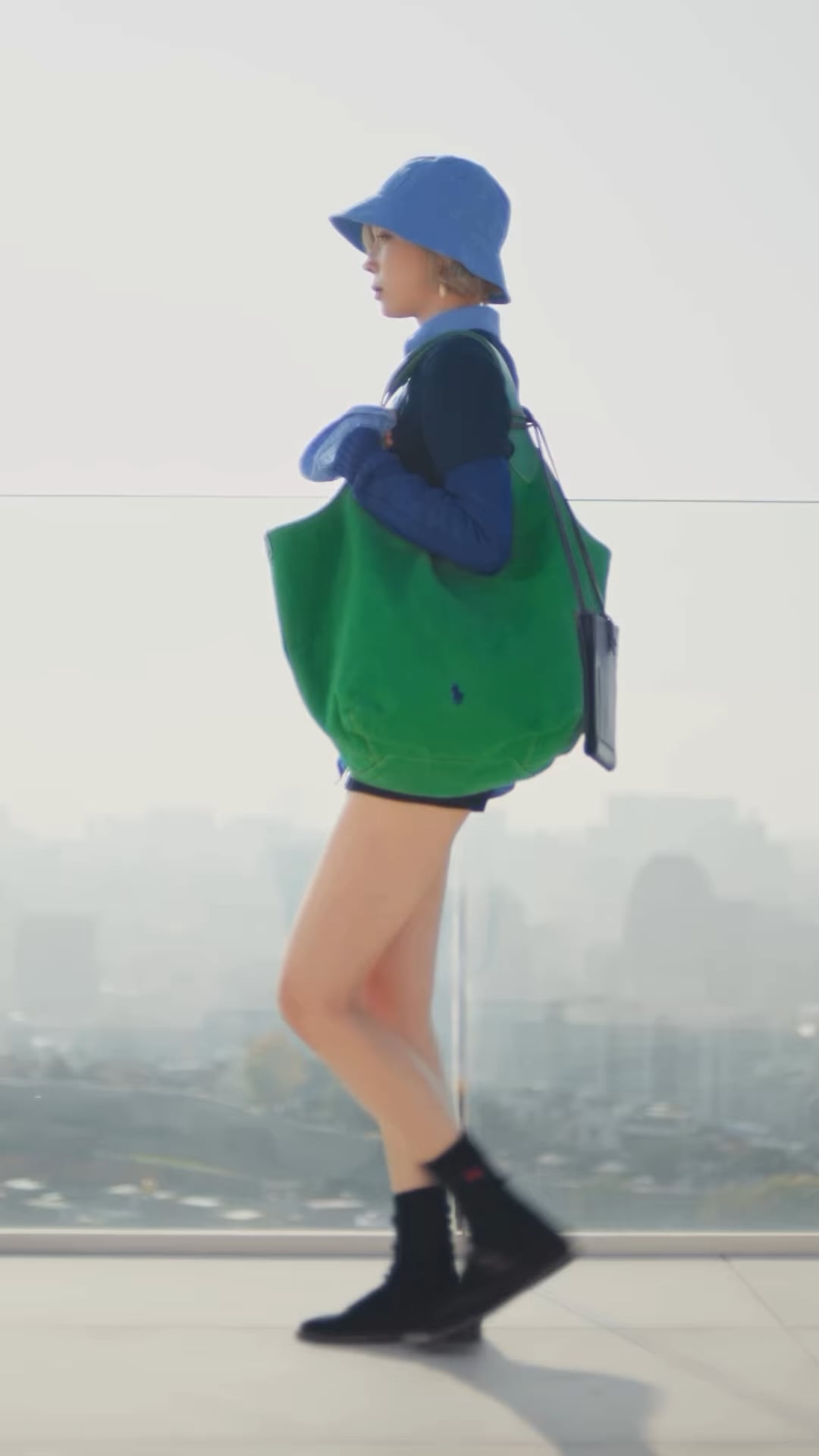 250307 Polo Ralph Lauren Instagram Update with Winter - WINTER takes a stroll through Seoul with #ThePoloPlay Large Tote