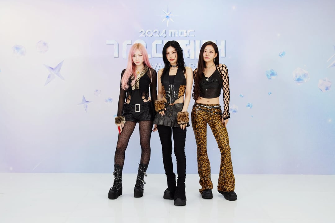 250130 Giselle with ITZY Yeji & KISS OF LIFE Julie @ 2024 MBC Gayo Daejejeon's (Photo Wall Photos)