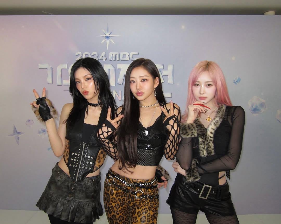 250130 Giselle Instagram Update with ITZY Yeji & KISS OF LIFE Julie