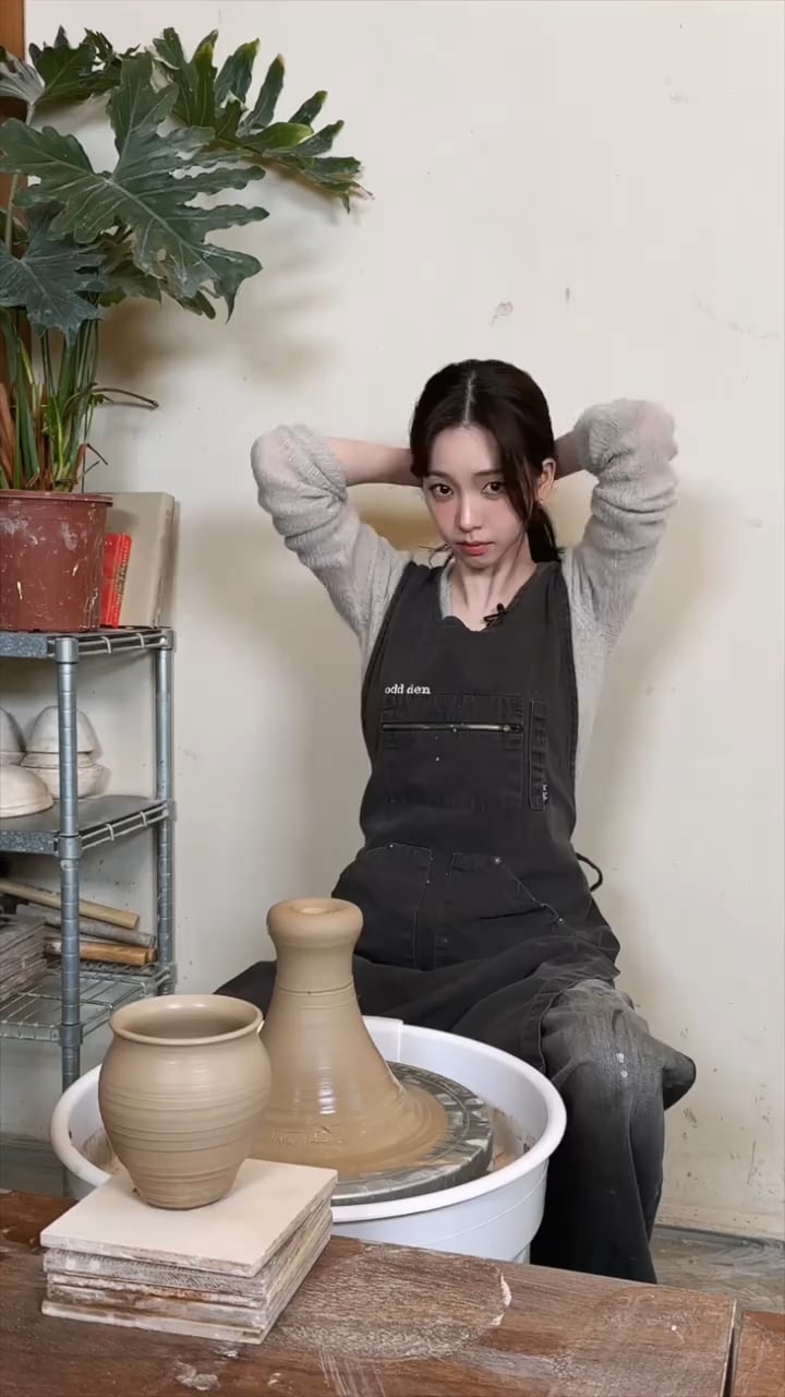 250411 aespa TikTok Update with Karina - my first pottery class