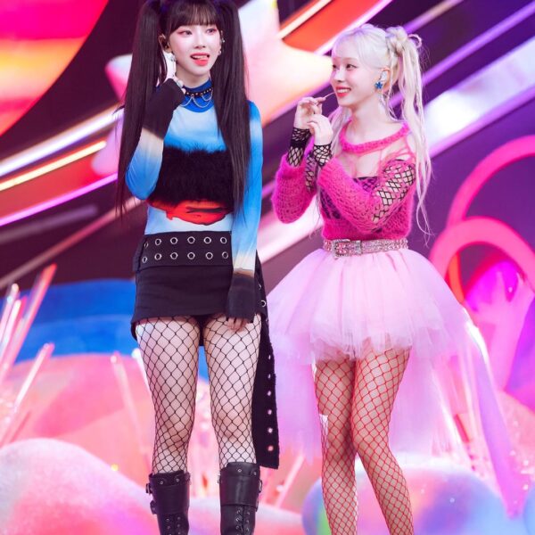 250428 Karina x Winter - Supernova + Whiplash (Inkigayo Stage Behind Pics: Inga Comics April 2025 Issue)