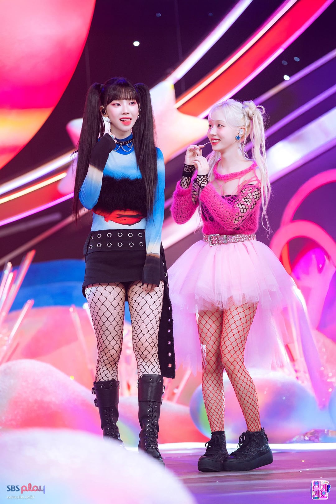 250428 Karina x Winter - Supernova + Whiplash (Inkigayo Stage Behind Pics: Inga Comics April 2025 Issue)