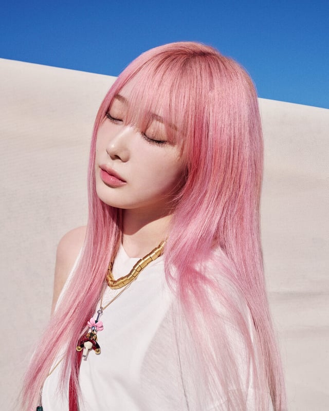250414 Giselle (LOEWE Instagram Update)