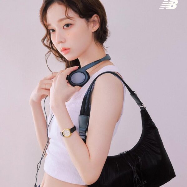 what brand and model of headphones is winter wearing here?