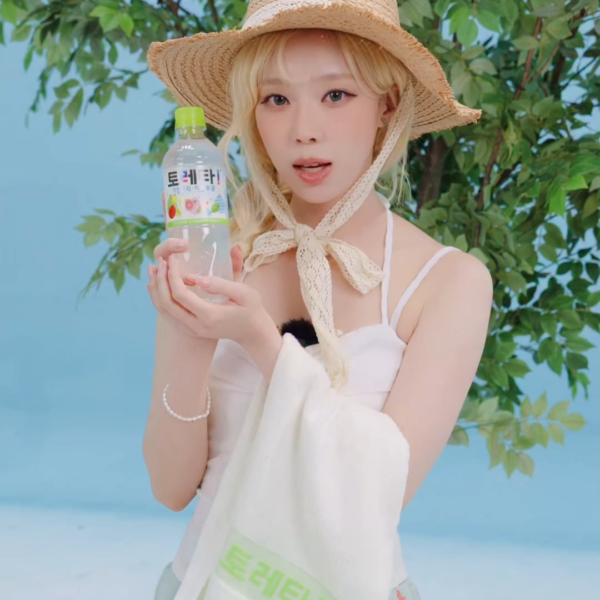 250526 coke.deal Instagram Update with Winter - 📢 College students going to rural volunteer work in the summer, take note~ Even Winter approves of this essential item for hydration in the heat, Toreta! is here! 📢