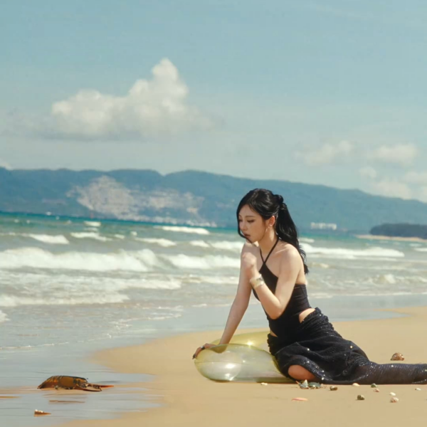 250610 VOGUE CHINA Weibo Update with Ningning - At the escape scene of #VOGUESeasideHoliday, I met @NINGx2 by chance, boxing with lobsters on the beach. It seemed like a hearty but no-suspense match #VogueVacation