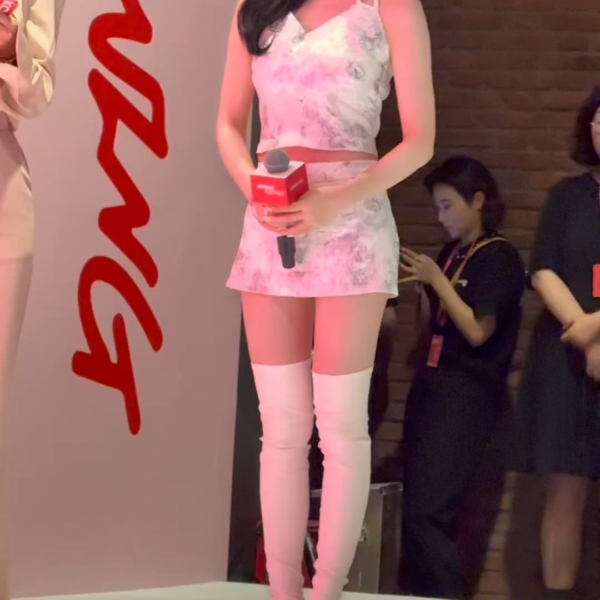 250607 FashionModels Weibo Update with Ningning - Ning Yizhuo appeared in Shanghai to attend a fan meeting for her Kotex brand endorsement.