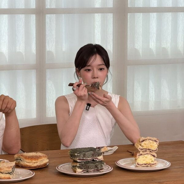 250703 jtbc_hms Instagram Update with Winter - Hello! The meeting between your favorite idol and your favorite comedian is funny 🤣 Winter and Summer are fun just by looking at their faces. Newbie's review of bread...