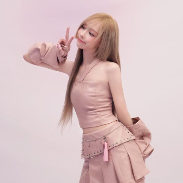 Winter x espoir - 'Flash Glow' and 'Tone Up Lasting Water Splash Sun Cream' - Behind Photos - 250210