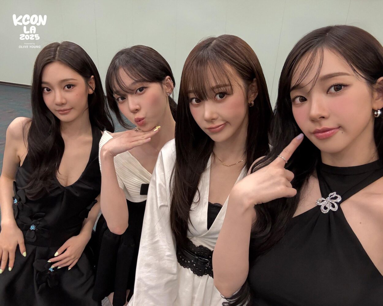 250803 KCON Twitter Update with aespa - [#KCONLA2025] 📸 GREENROOM SELFIE