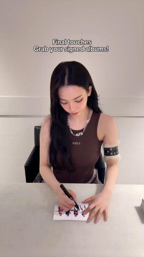 250828 aespa TikTok Update - Signed with love 💖 Grab your signed albums!
