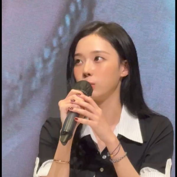 250930 Winter said the rumor of aespa not attending year end award show isn't true + She will be holding a birthday party & a venue with one thousand capacity has already been booked (via JumpUpEnt 'Rich Man' fansign event)