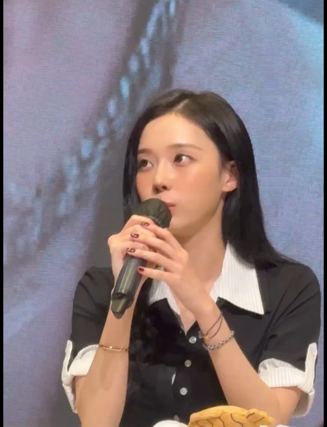 250930 Winter said the rumor of aespa not attending year end award show isn't true + She will be holding a birthday party & a venue with one thousand capacity has already been booked (via JumpUpEnt 'Rich Man' fansign event)