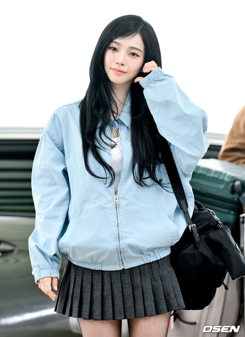 250924 Karina departs for Milan to attend PRADA SS26 Womenswear Show (Press Photos)