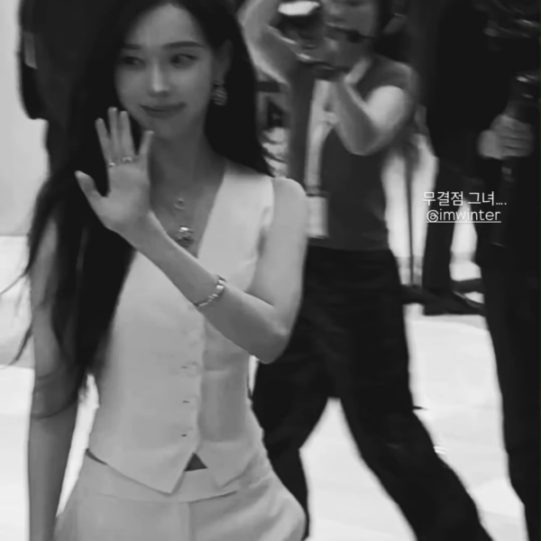 251016 leejaye ELLE KOREA Editor Instagram Story Update with Winter