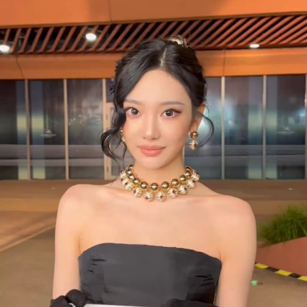 251023 VOGUEGarden Weibo Update with Ningning