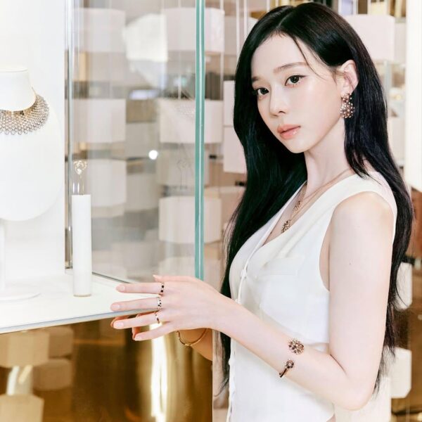 251018 ELLE HONG KONG Instagram Update with Winter @ Bee de Chaumet Pop-Up Store