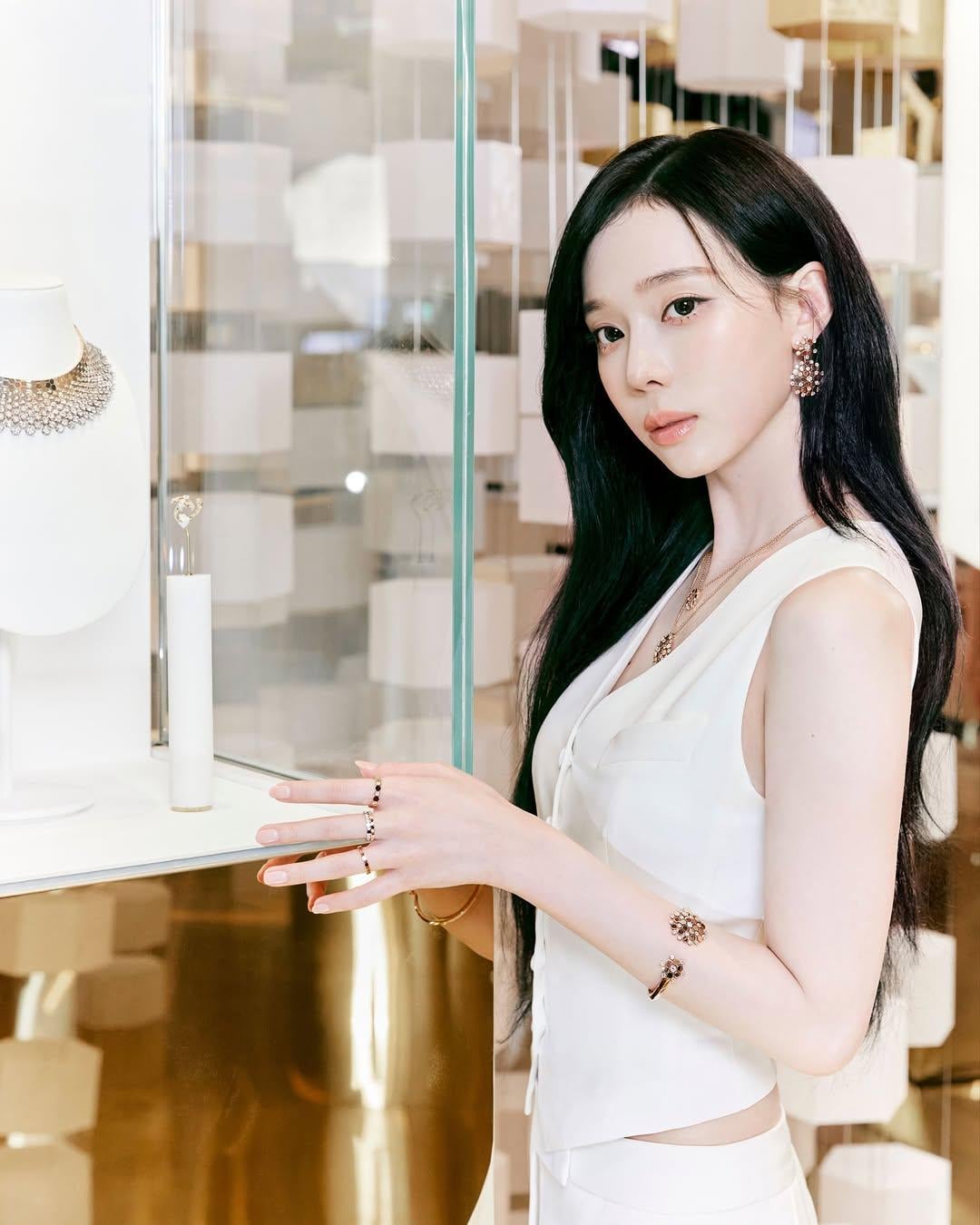 251018 ELLE HONG KONG Instagram Update with Winter @ Bee de Chaumet Pop-Up Store