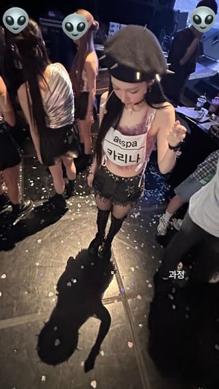 karina using her hat’s shadow to become the statue of liberty