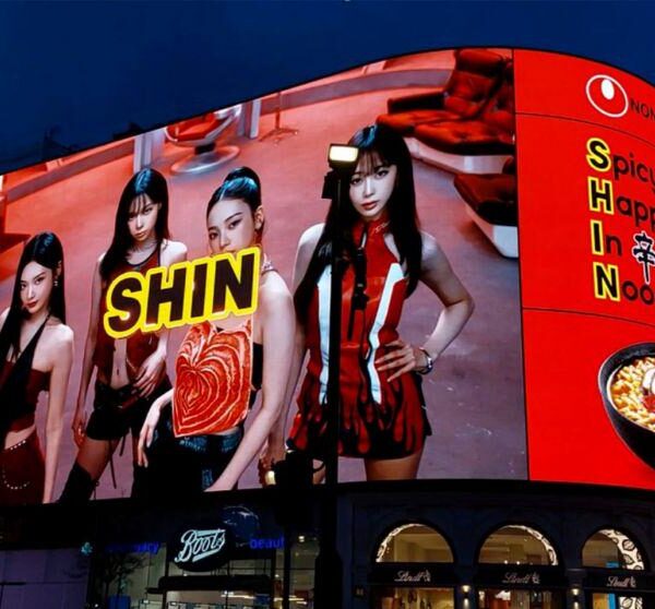 251226 aespa x Nongshim Shin Ramyun advertisement is currently being shown at Piccadilly Circus, London until December 28th