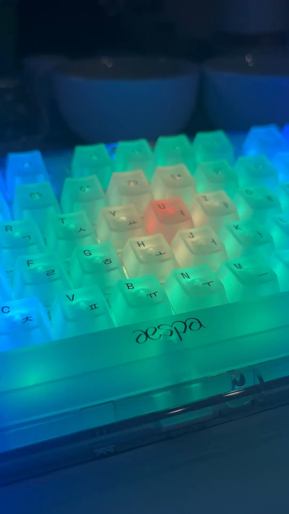 i used the higround x aespa key caps on another keyboard 🩵💜